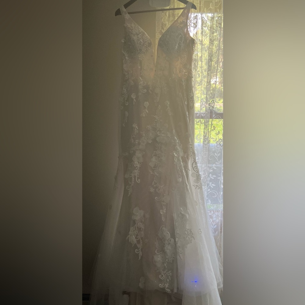 Gorgeous street size 14/16 mermaid style wedding gown with 4.5ft train.